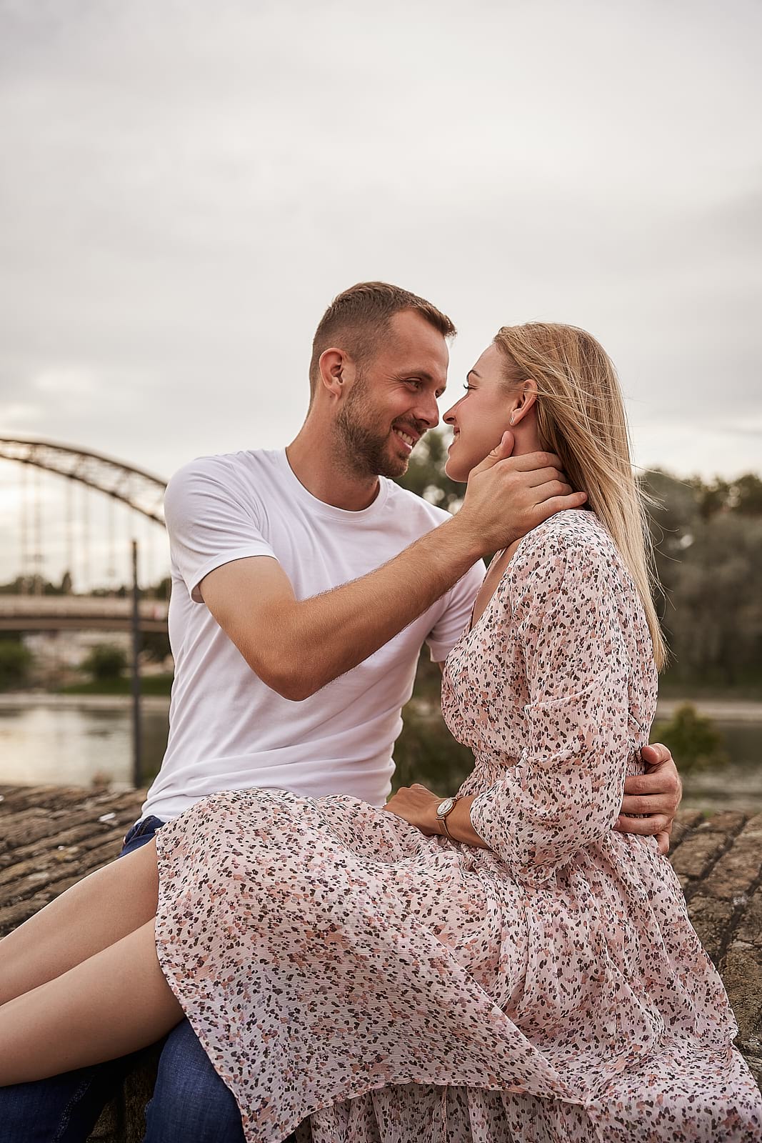 Balázs érzékien nyúl Adri nyakához