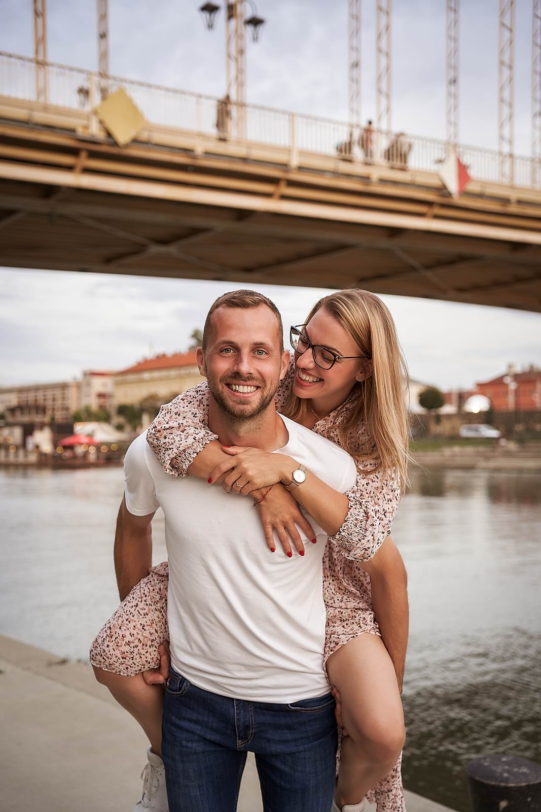 Adri ugrik Balázs hátára