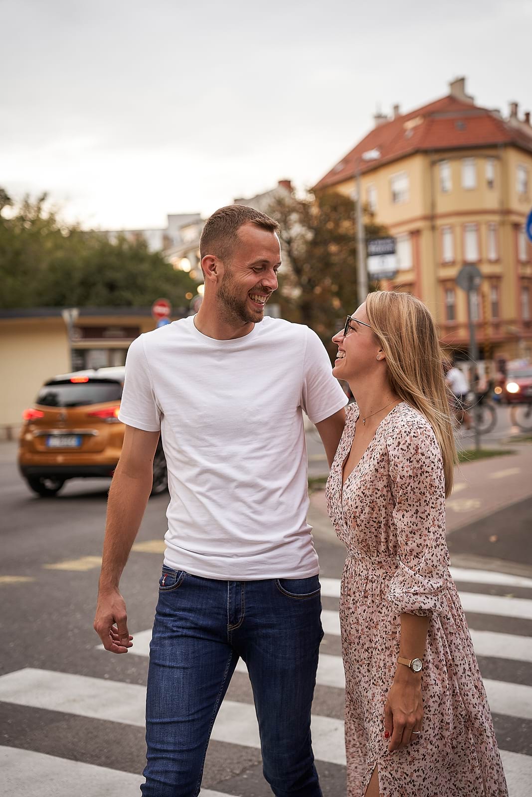 Adri és Balázs a zebrán kelnek át